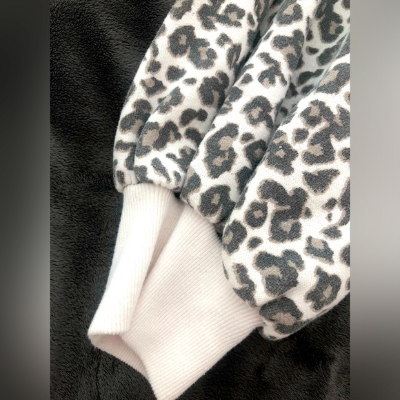 Abercrombie & Fitch Women’s Leopard print sweatshirt with puff sleeve - size M - Picture 3 of 6